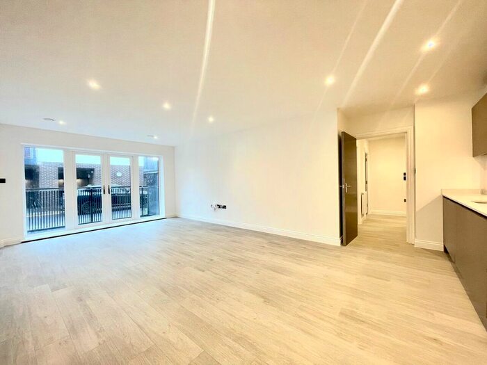 2 Bedroom Flat To Rent In Malachite House, Romford, RM1