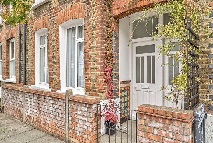 4 Bedroom Maisonette For Sale In Goldsboro Road, London, SW8