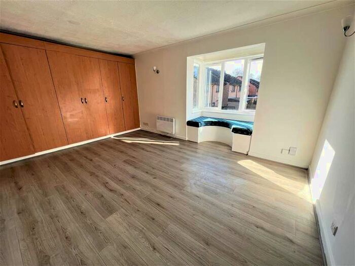 Flat To Rent In Pycroft Way, London, N9