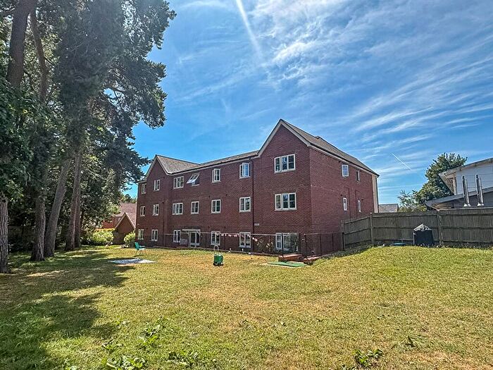 2 Bedroom Flat For Sale In Grayling Close, Godalming, Surrey, GU7