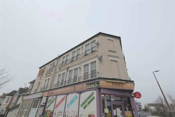 3 Bedroom Flat To Rent In Whitefriars Crescent, Westcliff On Sea, Essex SS0