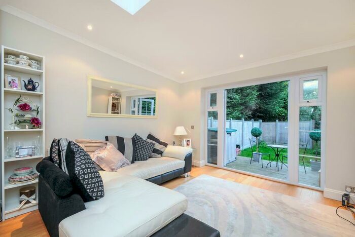 1 Bedroom Apartment To Rent In Moss Hall Crescent, North Finchley, N12