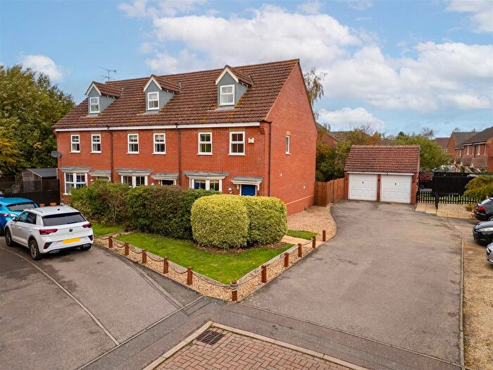 3 Bedroom End Terrace House For Sale In Brindles Close, Calvert, Buckingham, MK18