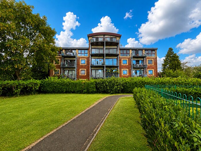 2 Bedroom Flat For Sale In Waterhouse Gardens, West Hill Road, Luton, Bedfordshire, LU1