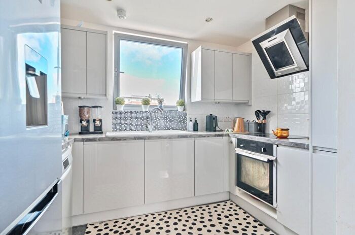 2 Bedroom Flat To Rent In Cross Street, Portsmouth, PO1