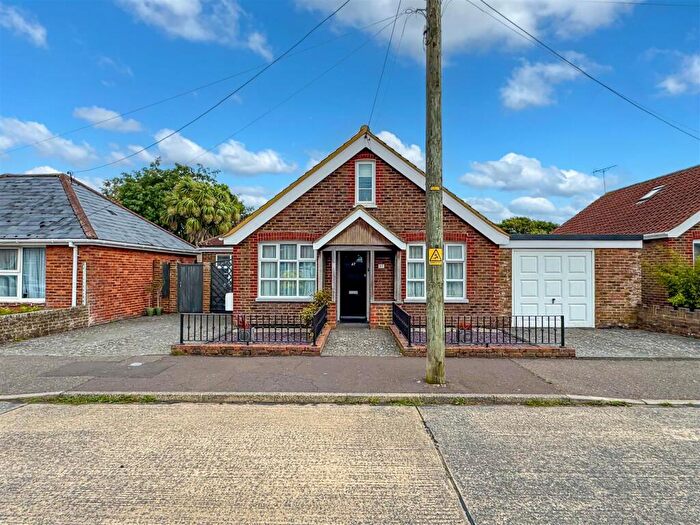 4 Bedroom Detached Bungalow For Sale In Lansdowne Road, Littlehampton, BN17