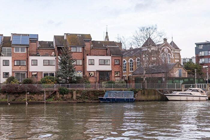 4 Bedroom Town House For Sale In Colnebridge Close, Staines-Upon-Thames, TW18