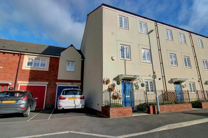 4 Bedroom Town House To Rent In Clapham Close, Moredon, SN2