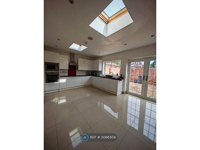 3 Bedroom End Terrace House To Rent In Harrow Court, Reading, RG1
