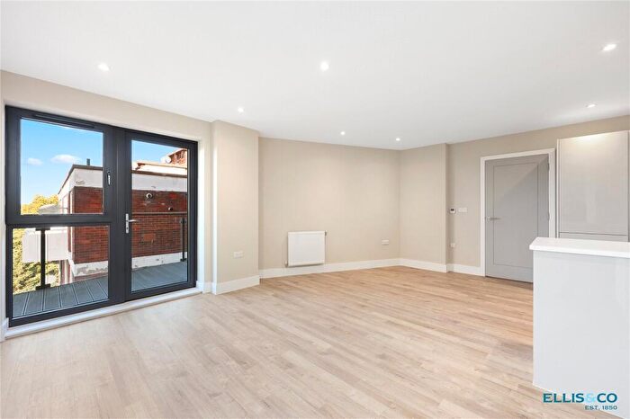 2 Bedroom Apartment For Sale In Nether Street, London, N3
