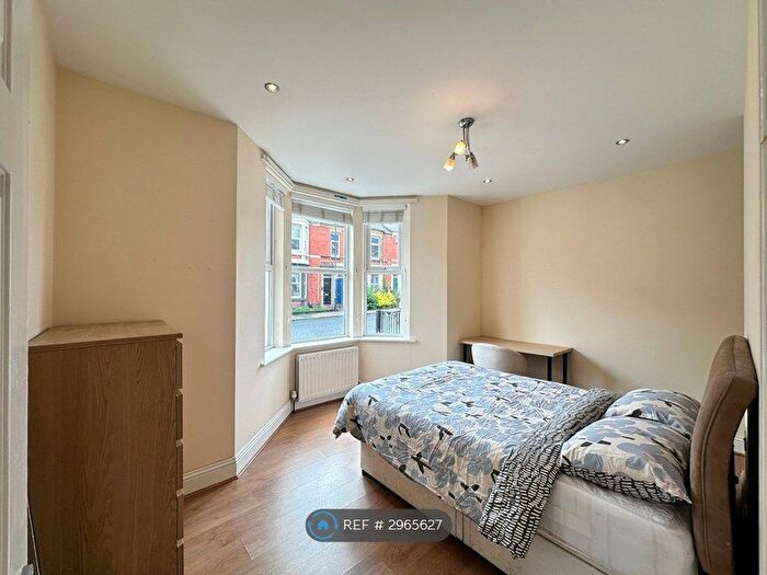 3 Bedroom Flat To Rent In West Jesmond, Newcastle Upon Tyne, NE2