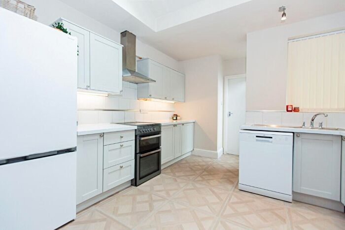4 Bedroom House To Rent In Room, Charnwood Grove, NG2