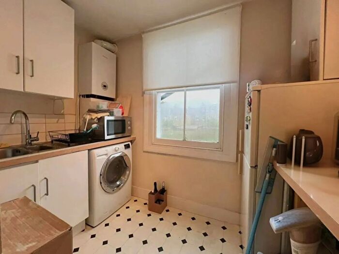 1 Bedroom Flat To Rent In Russell Road, Wimbledon, SW19