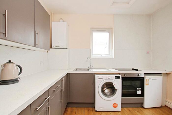 4 Bedroom Maisonette To Rent In Henleaze Road - Henleaze, BS9