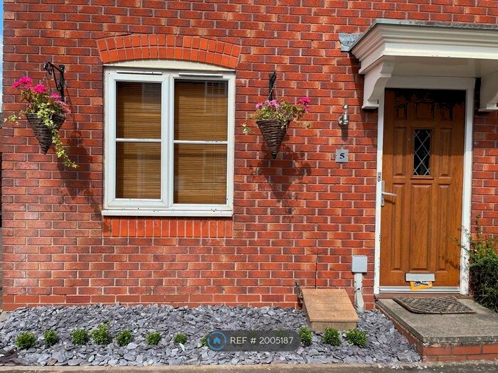 3 Bedroom Semi-Detached House To Rent In Yarn Lane, Solihull, B90