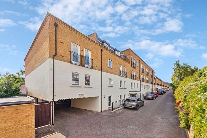 2 Bedroom Flat To Rent In Denning Mews, Balham, SW12