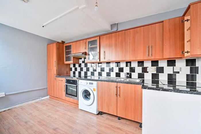 3 Bedroom Flat To Rent In Beckway Street, Elephant And Castle, London, SE17