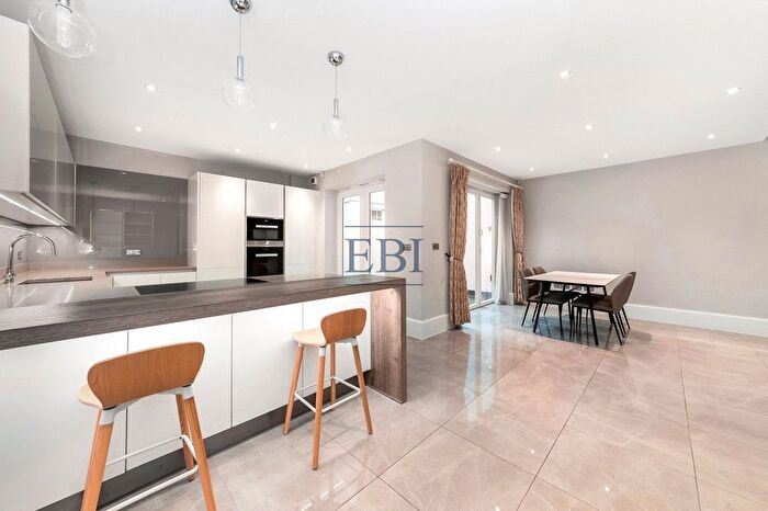 4 Bedroom Detached House To Rent In Pembridge Road, Notting Hill, London, W11