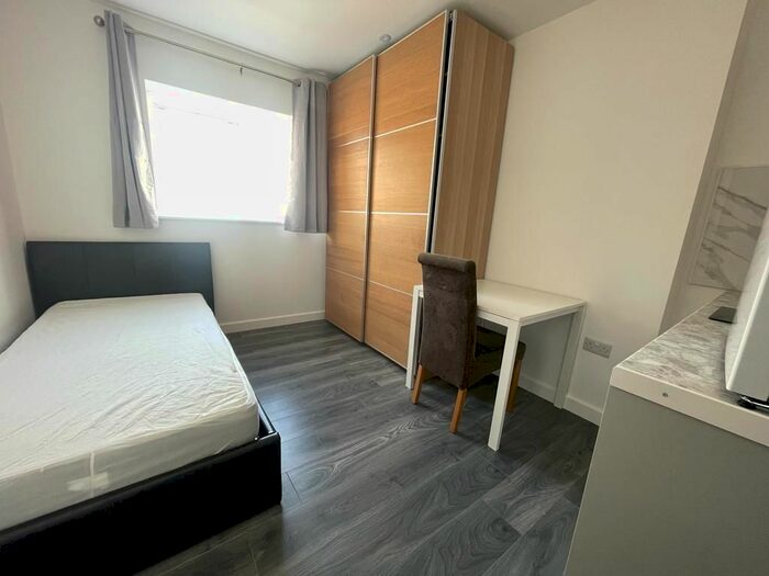 Studio To Rent In Craven Park, Harlesden, NW10