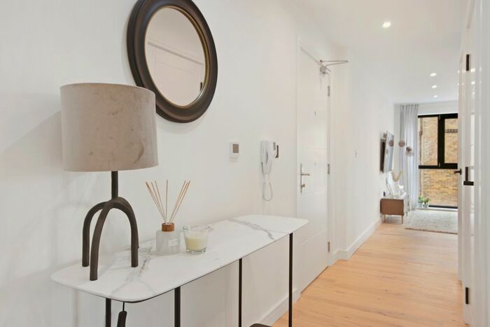2 Bedroom Flat For Sale In Fairfield Road, Brentwood, CM14