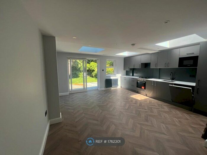 2 Bedroom Flat To Rent In Elverson Road, London, SE8