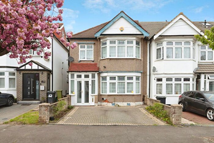 3 Bedroom End Of Terrace House For Sale In Otley Drive, Ilford, IG2