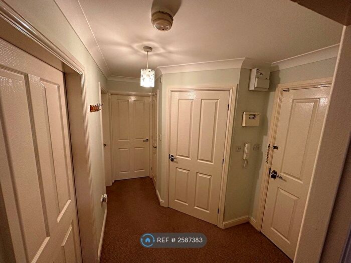 2 Bedroom Flat To Rent In Fielding Court, Morley, Leeds, LS27