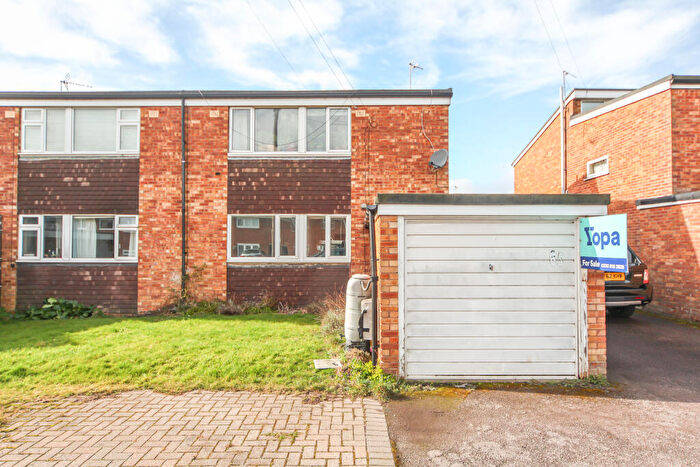 2 Bedroom Maisonette For Sale In Mill Crescent, Southam, CV47