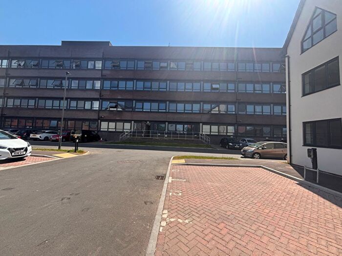 2 Bedroom Flat To Rent In Osbourne Gardens, Aylesbury, HP19
