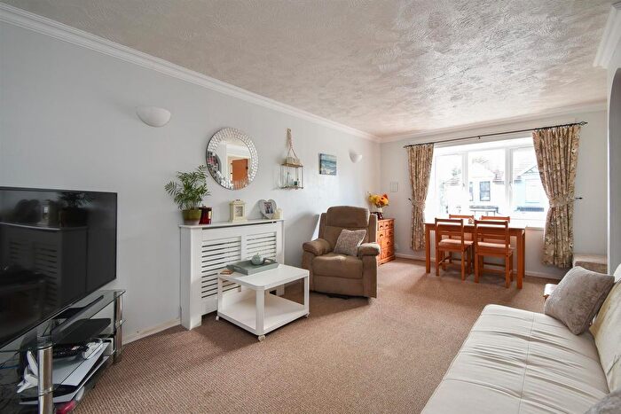 2 Bedroom Flat For Sale In Lovat Mead, St. Leonards-On-Sea, TN38