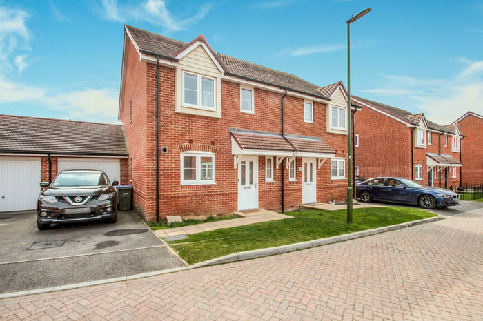 3 Bedroom Semi-Detached House To Rent In Etherington Place, Littlehampton, BN17