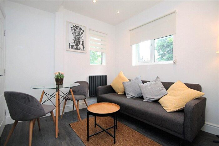 2 Bedroom Apartment For Sale In The Avenue, Coulsdon, CR5