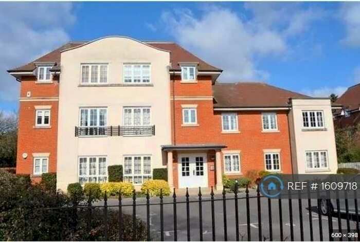 2 Bedroom Flat To Rent In Discovery Court, Newbury, RG14