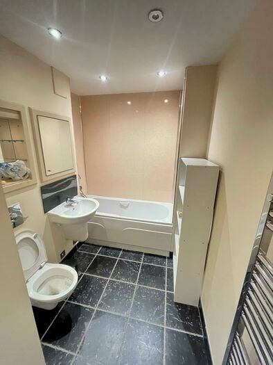 2 Bedroom Apartment To Rent In Millharbour, South Quays, Canary Wharf, London, E14