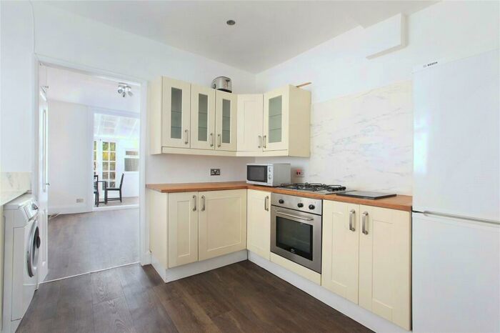 2 Bedroom Flat To Rent In Cathles Road, Clapham South, London, SW12