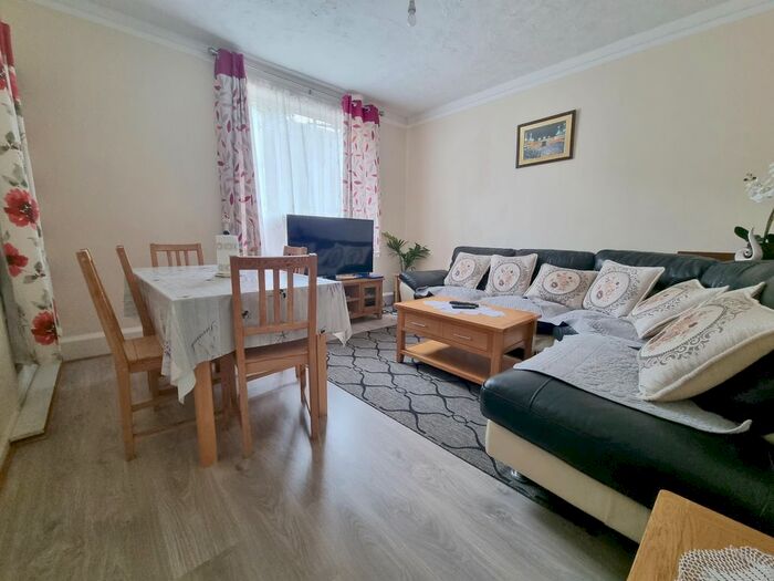 2 Bedroom Flat To Rent In Iron Mill Road, Wandsworth, SW18