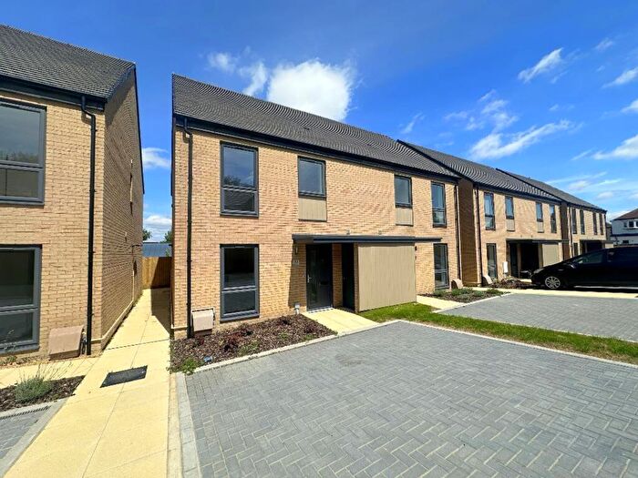 3 Bedroom Semi-Detached House To Rent In Farmstead Close, Luton, LU4
