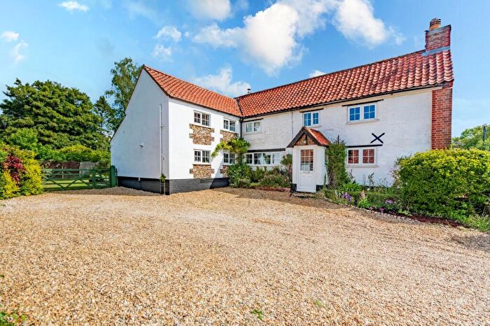 4 Bedroom Cottage For Sale In Norwich Road, Yaxham, NR19