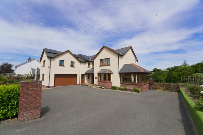 4 Bedroom Detached House For Sale In Llanbydder, Carmarthen, SA40