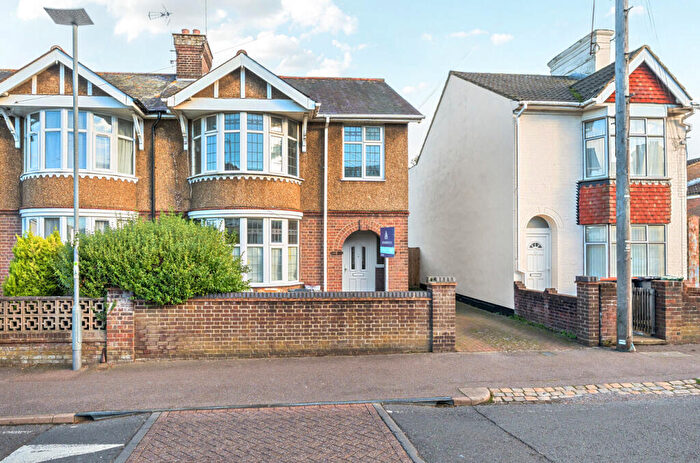 3 Bedroom Semi-Detached House For Sale In Great Northern Road, Dunstable, Bedfordshire, LU5