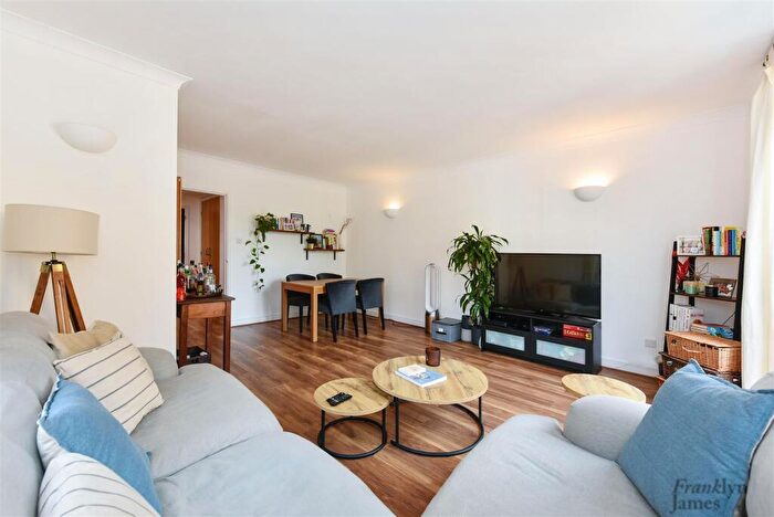 2 Bedroom Apartment For Sale In Narrow Street, London, E14