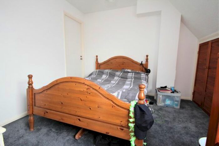 1 Bedroom Flat To Rent In Colburn Crescent, Guildford, GU4