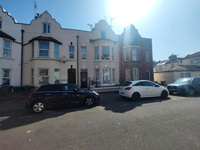 1 Bedroom Flat For Sale In Clifton Road, Littlehampton, BN17
