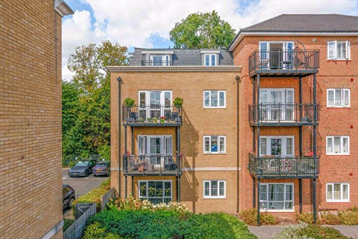2 Bedroom Flat For Sale In Alderson Grove, Walton-On-Thames, KT12
