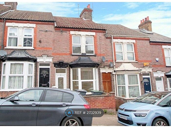 3 Bedroom Terraced House To Rent In Russell Rise, Luton, LU1