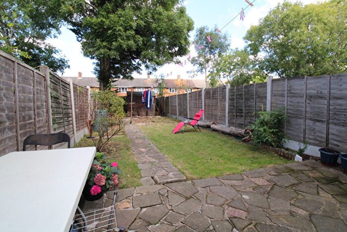 3 Bedroom Town House For Sale In Long Riding, Basildon, SS14