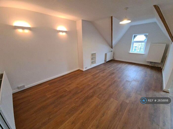 1 Bedroom Flat To Rent In Ingledew Crescent, Leeds, LS8
