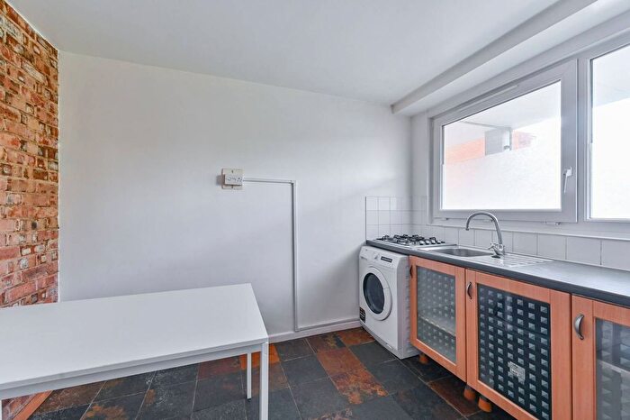 3 Bedroom Flat To Rent In Surrey Lane, Battersea, London, SW11