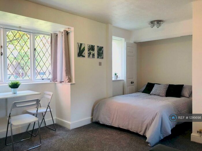 Studio To Rent In Ashmere Close, Calcot, Reading, RG31