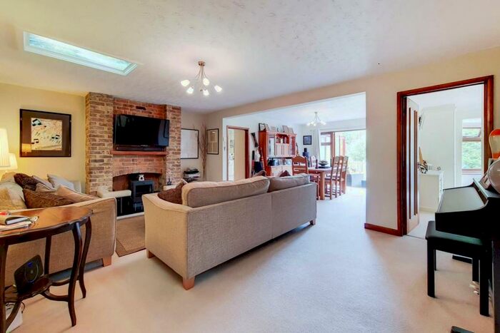 3 Bedroom Bungalow For Sale In Long Lane, Berkshire, Maidenhead, SL6